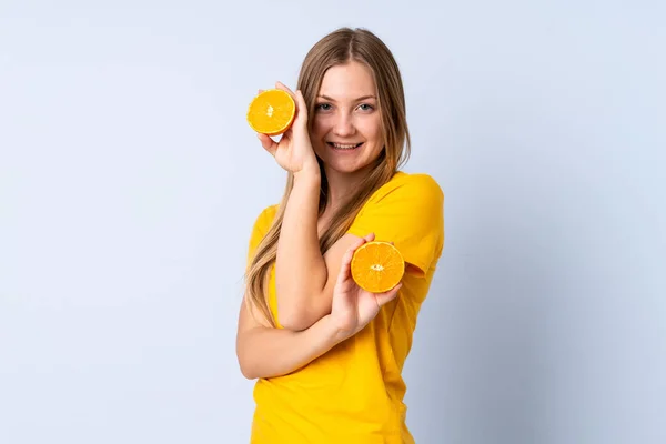 Adolescente Ucraniana Menina Isolada Fundo Azul Segurando Uma Laranja — Fotografia de Stock
