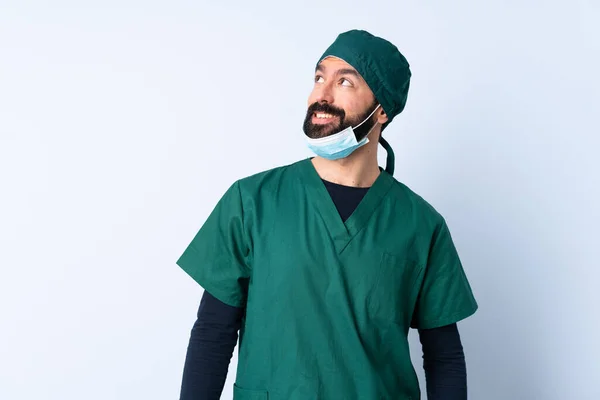 Cirurgião Homem Uniforme Verde Sobre Fundo Isolado Pensando Uma Ideia — Fotografia de Stock