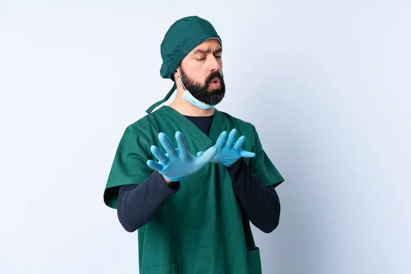 Cirurgião Homem Uniforme Verde Sobre Fundo Isolado Nervoso Esticando Mãos — Fotografia de Stock