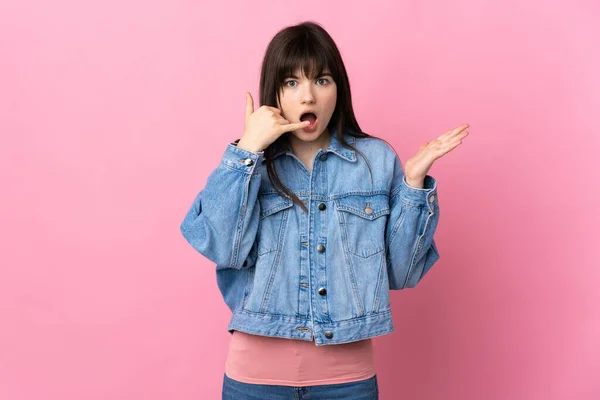 Joven Ucraniana Aislada Sobre Fondo Rosa Haciendo Gesto Telefónico Dudando —  Fotos de Stock