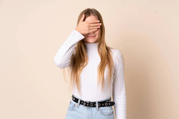 Tonåring Ukrainska Flicka Isolerad Beige Bakgrund Täcker Ögon Med Händerna — Stockfoto
