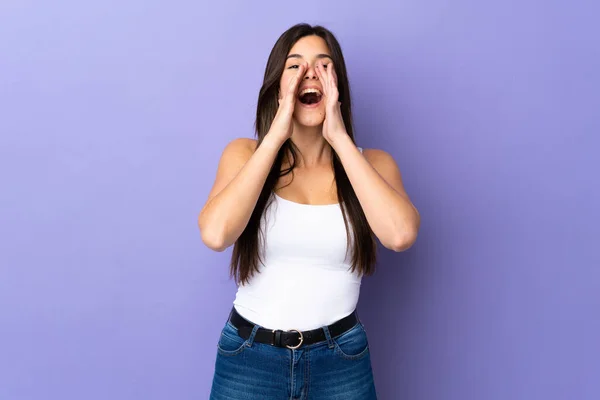 Adolescente Brasileiro Menina Sobre Isolado Roxo Fundo Gritando Anunciando Algo — Fotografia de Stock