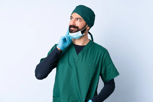 Cirurgião Homem Uniforme Verde Sobre Fundo Isolado Pensando Uma Ideia — Fotografia de Stock