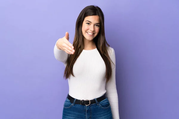 Tiener Braziliaanse Meisje Geïsoleerde Paarse Achtergrond Schudden Handen Voor Het — Stockfoto