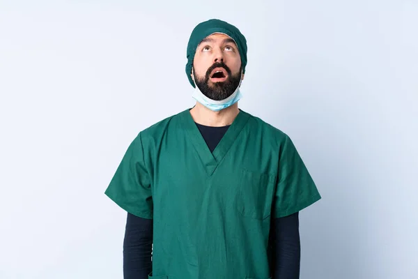 Cirurgião Homem Uniforme Verde Sobre Fundo Isolado Olhando Para Cima — Fotografia de Stock