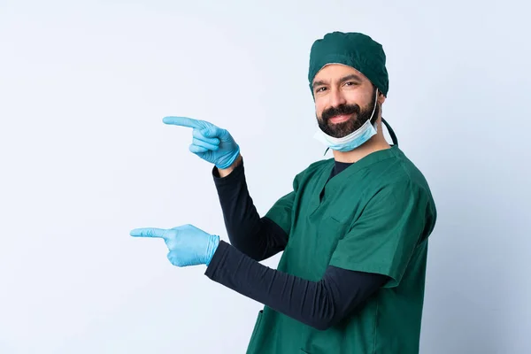 Cirurgião Homem Uniforme Verde Sobre Fundo Isolado Apontando Dedo Para — Fotografia de Stock