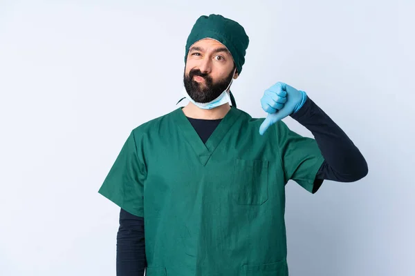 Cirurgião Homem Uniforme Verde Sobre Fundo Isolado Mostrando Polegar Para — Fotografia de Stock