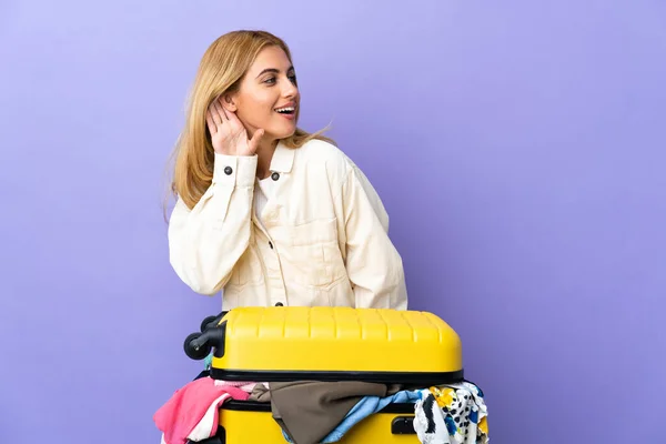 Junge Uruguayische Blonde Frau Mit Einem Koffer Voller Kleidung Über — Stockfoto