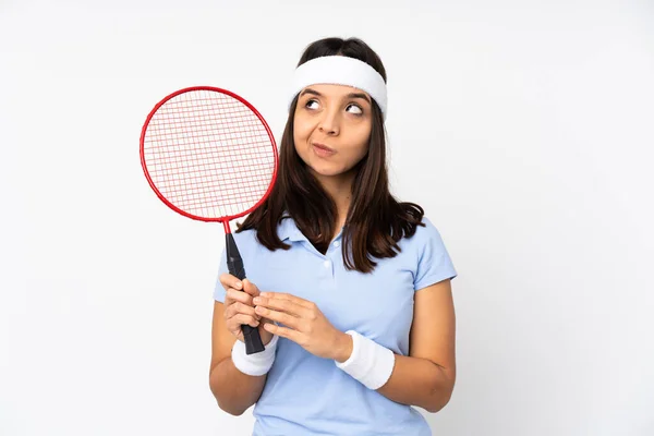 Genç Badmintoncu Kadın Soyutlanmış Beyaz Arka Plan Entrikaları Çeviriyor — Stok fotoğraf