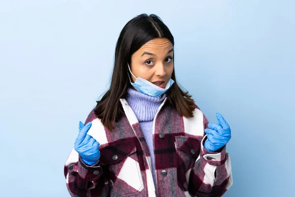 Joven Morena Mujer Raza Mixta Protegiendo Del Coronavirus Con Una —  Fotos de Stock