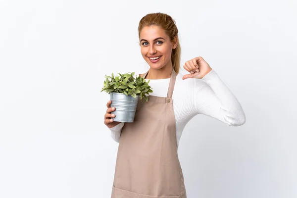 Młody Blondynka Ogrodnik Kobieta Dziewczyna Trzyma Roślina Odizolowany Biały Tło — Zdjęcie stockowe