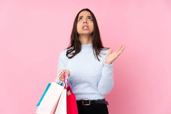 Mujer Joven Con Bolsa Compras Sobre Fondo Rosa Aislado Frustrado — Foto de Stock