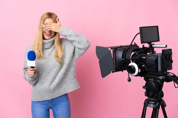 Mulher Repórter Segurando Microfone Relatando Notícias Sobre Fundo Rosa Isolado — Fotografia de Stock