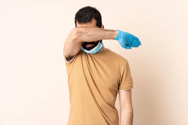 Hombre Caucásico Con Barba Protegiendo Del Coronavirus Con Una Máscara —  Fotos de Stock