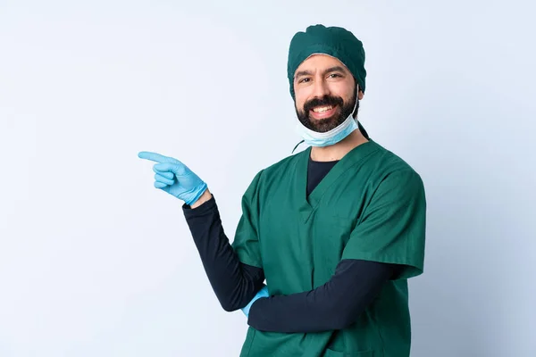 Χειρούργος Άνθρωπος Πράσινη Στολή Πάνω Από Απομονωμένο Φόντο Δείχνοντας Δάχτυλο — Φωτογραφία Αρχείου