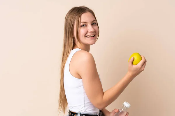 Teenager Ukrainisches Mädchen Isoliert Auf Beigem Hintergrund Mit Einem Apfel — Stockfoto