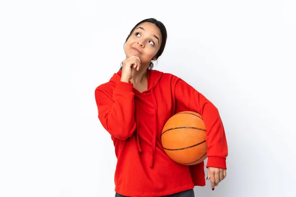 Молодая Женщина Играет Баскетбол Изолированном Белом Фоне Смотрит Вверх — стоковое фото