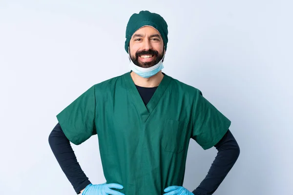 Хірург Зеленій Формі Над Ізольованим Тлом Позує Руками Стегні Посміхається — стокове фото