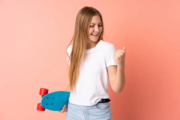 Teenager Ukrajinský Bruslař Dívka Izolovaná Růžovém Pozadí Bruslí — Stock fotografie