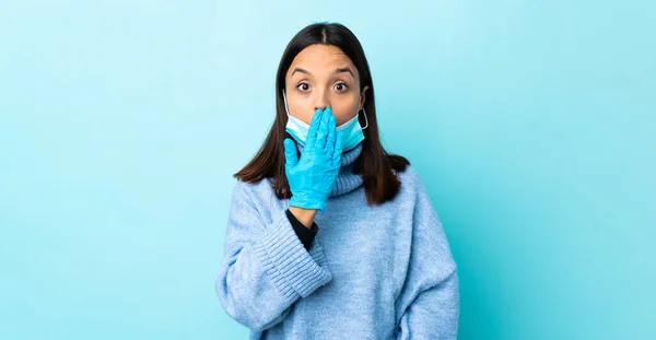 Joven Morena Raza Mixta Protegiendo Del Coronavirus Con Una Máscara —  Fotos de Stock
