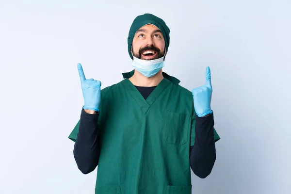Χειρούργος Άνθρωπος Πράσινη Στολή Πάνω Από Απομονωμένη Φόντο Έκπληκτος Και — Φωτογραφία Αρχείου
