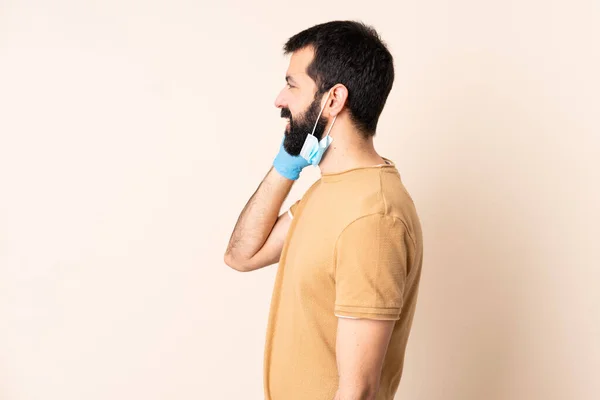 Hombre Caucásico Con Barba Protegiendo Del Coronavirus Con Una Máscara —  Fotos de Stock