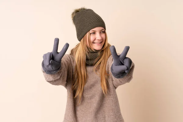 Подросток Украинская Девушка Зимней Шляпе Изолированы Бежевом Фоне Улыбаясь Показывая — стоковое фото