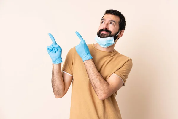 Hombre Caucásico Con Barba Protegiendo Del Coronavirus Con Una Máscara —  Fotos de Stock