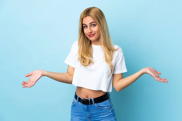 Jovem Mulher Loira Uruguaia Sobre Fundo Azul Isolado Feliz Sorridente — Fotografia de Stock