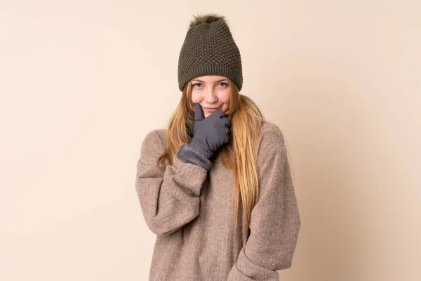 Подросток Украинская Девушка Зимней Шляпе Изолированы Бежевом Фоне Смеясь — стоковое фото