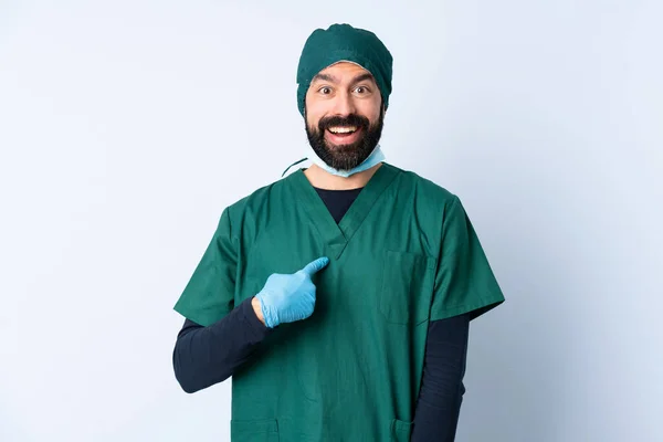 Cirurgião Homem Uniforme Verde Sobre Fundo Isolado Com Expressão Facial — Fotografia de Stock