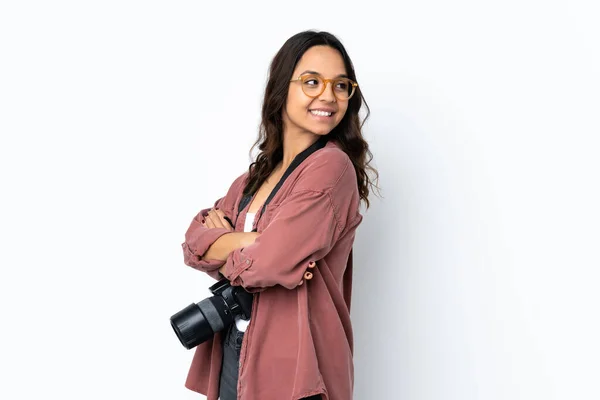Ung Fotograf Kvinna Över Isolerad Vit Bakgrund Med Armarna Korsade — Stockfoto