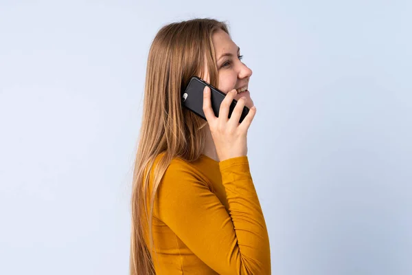 Adolescente Ucraniana Chica Aislado Fondo Azul Mantener Una Conversación Con — Foto de Stock