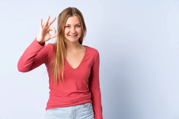Teenager Ουκρανικό Κορίτσι Απομονώνονται Μπλε Φόντο Δείχνει Σημάδι Δάχτυλα — Φωτογραφία Αρχείου