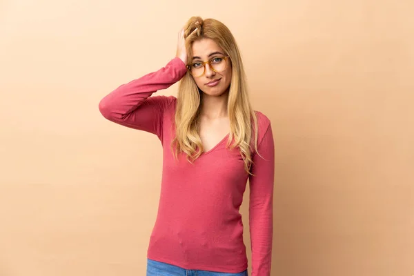 Ung Uruguayansk Blond Kvinna Över Isolerad Bakgrund Med Ett Uttryck — Stockfoto