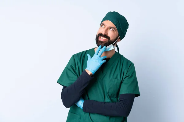 Cirurgião Homem Uniforme Verde Sobre Fundo Isolado Olhando Para Cima — Fotografia de Stock