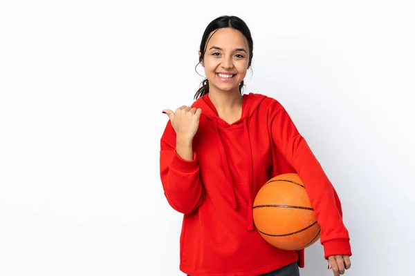 Mujer Joven Jugando Baloncesto Sobre Fondo Blanco Aislado Apuntando Hacia — Foto de Stock