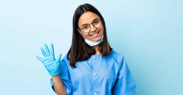 Chirurg Kobieta Odizolowanym Tle Niebieski Licząc Pięć Palcami — Zdjęcie stockowe