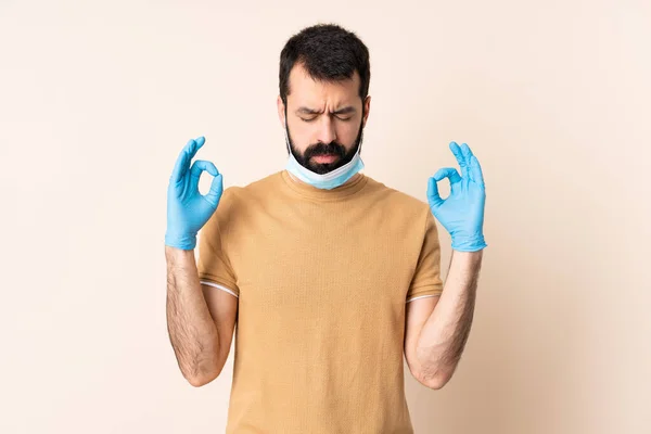 Uomo Caucasico Con Barba Che Protegge Dal Coronavirus Con Una — Foto Stock