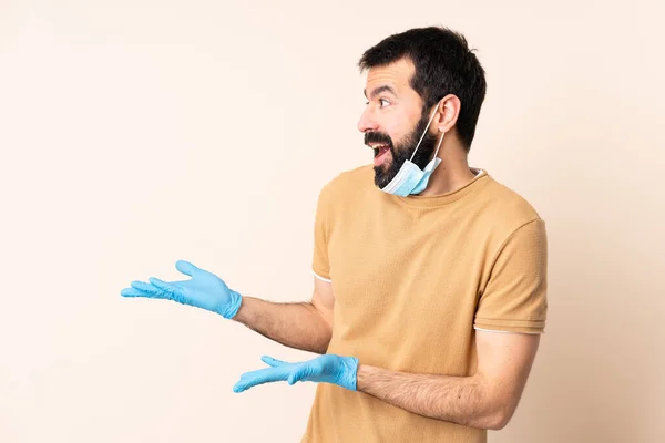 Hombre Caucásico Con Barba Protegiendo Del Coronavirus Con Una Máscara —  Fotos de Stock