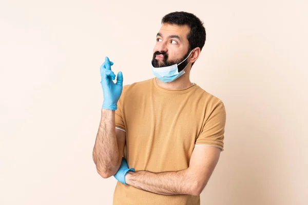 Hombre Caucásico Con Barba Protegiendo Del Coronavirus Con Una Máscara —  Fotos de Stock