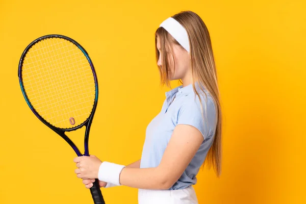 Adolescentă Ucraineană Jucătoare Tenis Izolată Fundal Galben Jucând Tenis — Fotografie, imagine de stoc