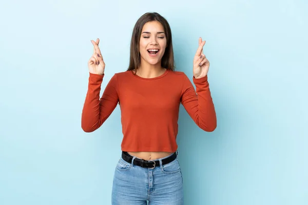 Mulher Branca Jovem Isolado Fundo Azul Com Dedos Cruzando — Fotografia de Stock