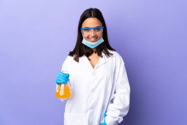 Koronavirüs hastalığını tedavi eden bir aşıyı araştıran bilim kadını gülüyor.