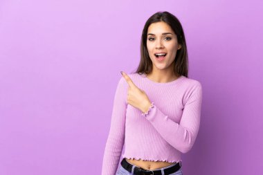 Tecrit edilmiş geçmişi olan beyaz bir kadın şaşırmış ve işaret ediyor.