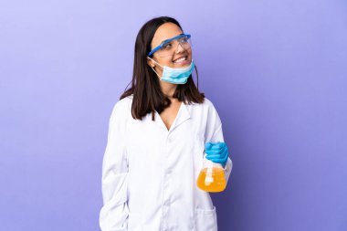 Koronavirüs hastalığını tedavi eden bir aşıyı araştıran bilim kadını bir fikir üreterek araştırıyor.