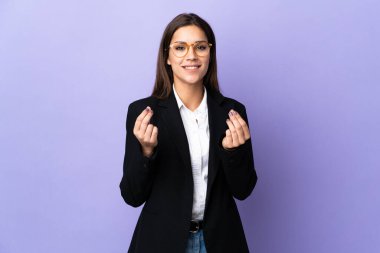 Mor arka planda izole edilmiş iş kadını para hareketi yapıyor.