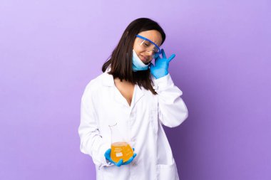 Koronavirüs hastalığını baş ağrısıyla tedavi eden bir aşıyı araştıran bilim kadını.