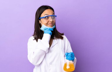 Koronavirüs hastalığını tedavi eden bir aşıyı araştıran bilim kadını bir fikir üreterek araştırıyor.