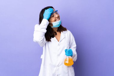 Koronavirüs hastalığını tedavi eden bir aşıyı araştıran bilim kadını çok fazla gülümsüyor.